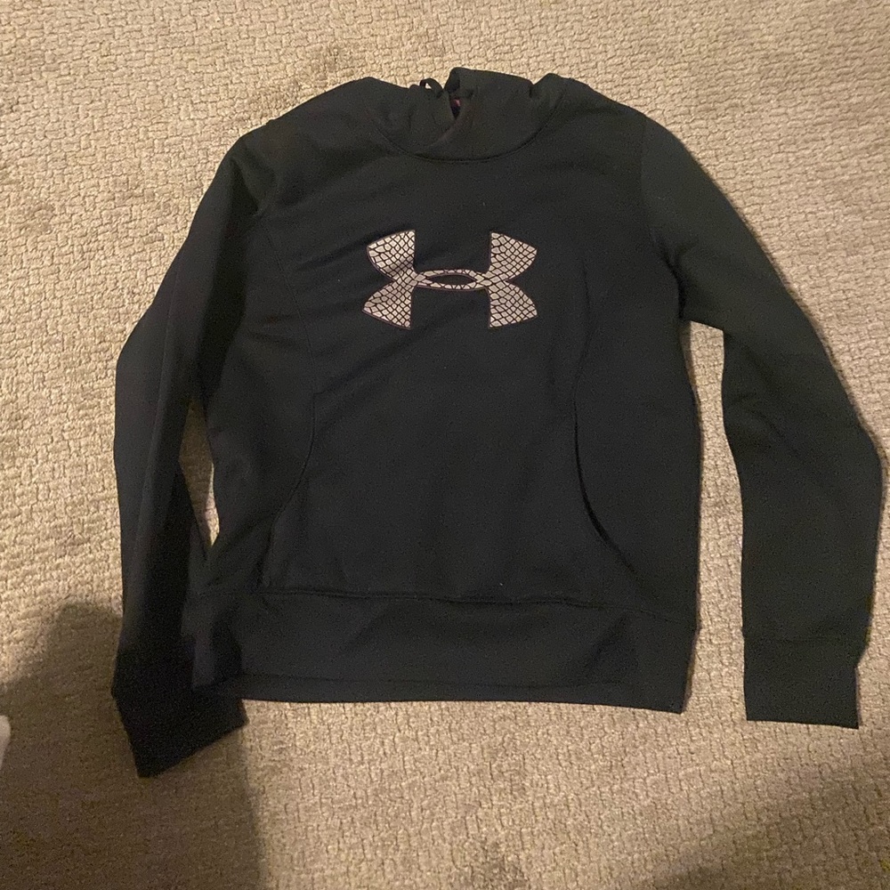 Women’s semi fitted Under Armour sweatshirt.
